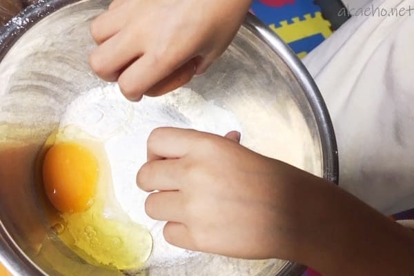 ホットケーキ作り-卵