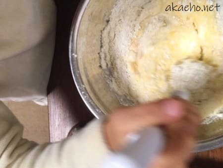 ホットケーキ作り-混ぜる